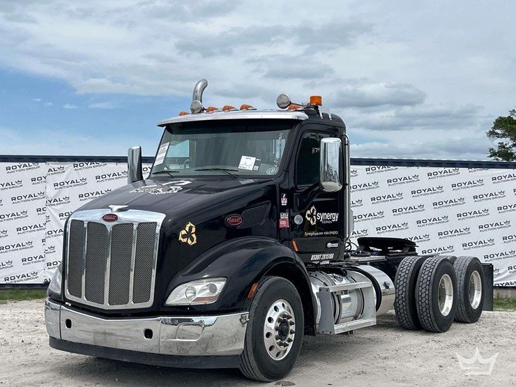 2019-peterbilt-579-image-1