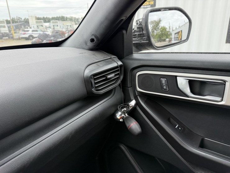 2020-ford-explorer-image-36
