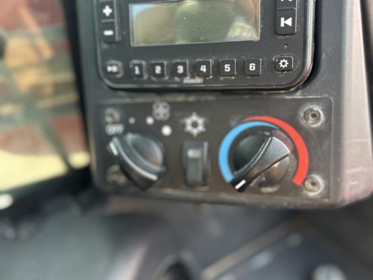 2024-takeuchi-tl10v2-image-25