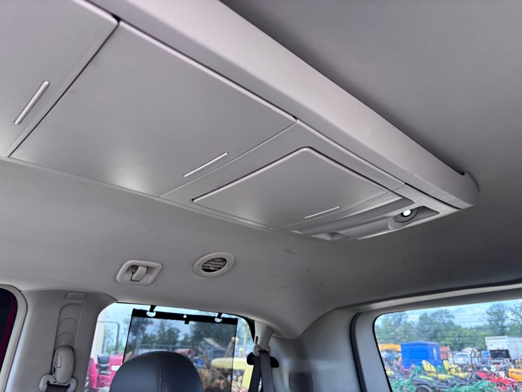2012-volkswagen-routan-image-8