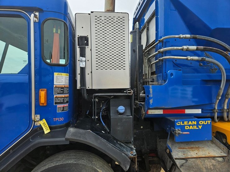 #5222-•-2015-peterbilt-garbage-truck-image-28