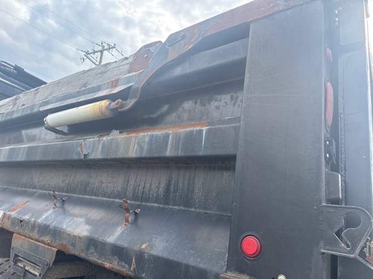 2014-freightliner-114sd-image-21