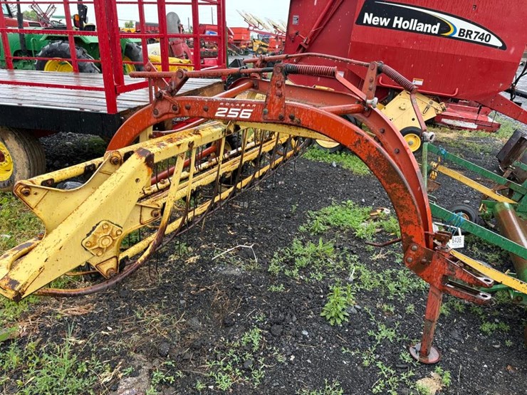 new-holland-256-image-11