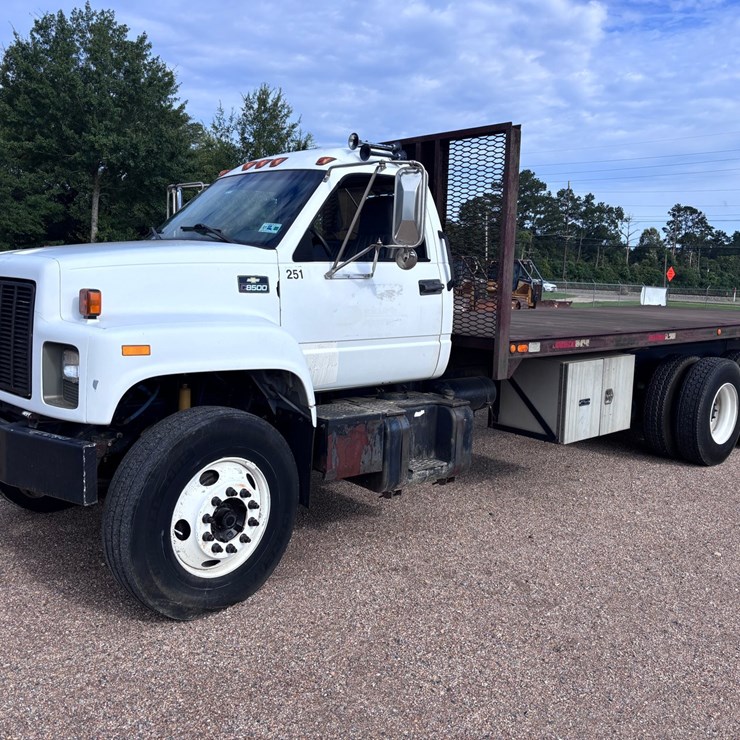 #131 • 2000 CHEVY C7500 FLATBED TRUCK