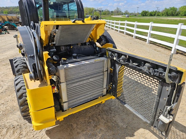 2021-new-holland-l318-image-12