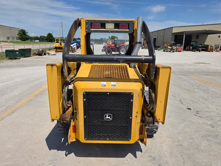 2007-deere-320d-image-15