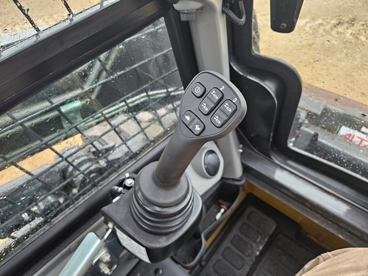 new-holland-l320-image-19