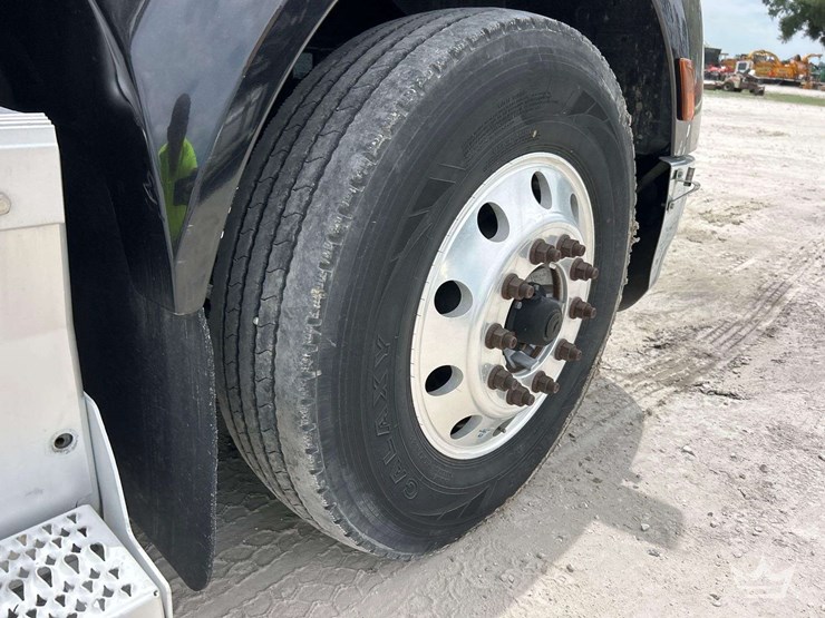 2018-peterbilt-579-image-41