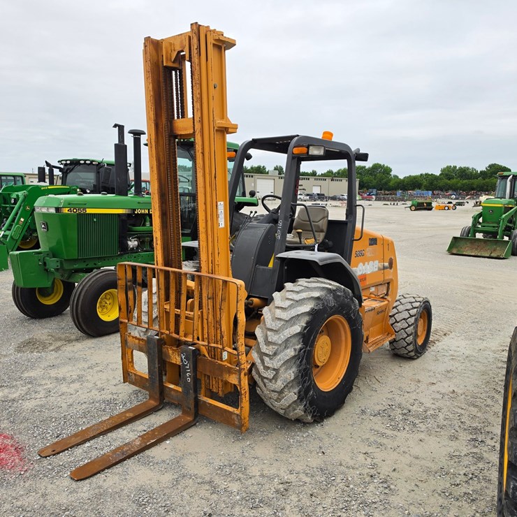 2011 CASE 586G