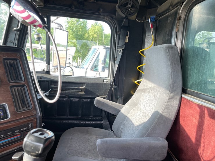 #1332-•-1990-freightliner-dump-truck-(has-mn-title)-image-38