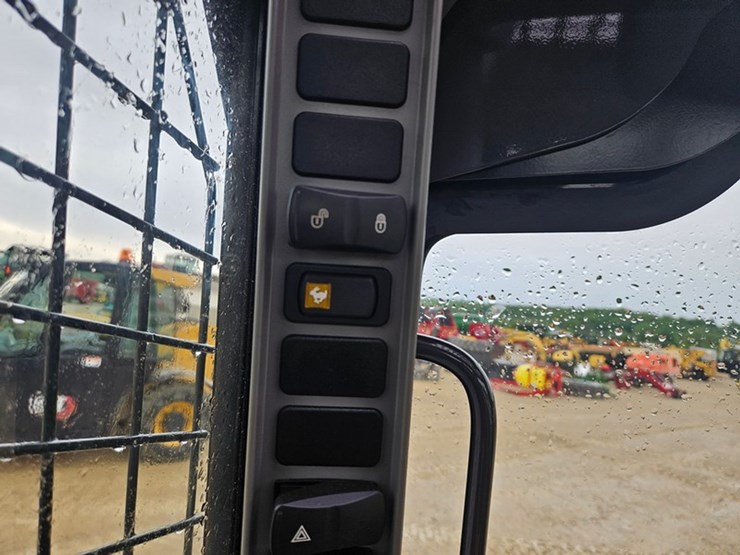 new-holland-l320-image-29