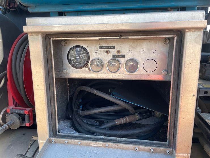 1999-freightliner-fl80-image-25