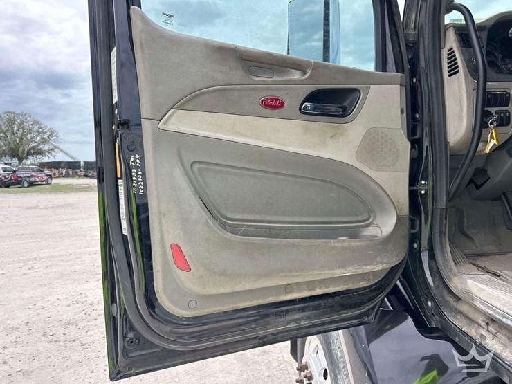 2018-peterbilt-579-image-11