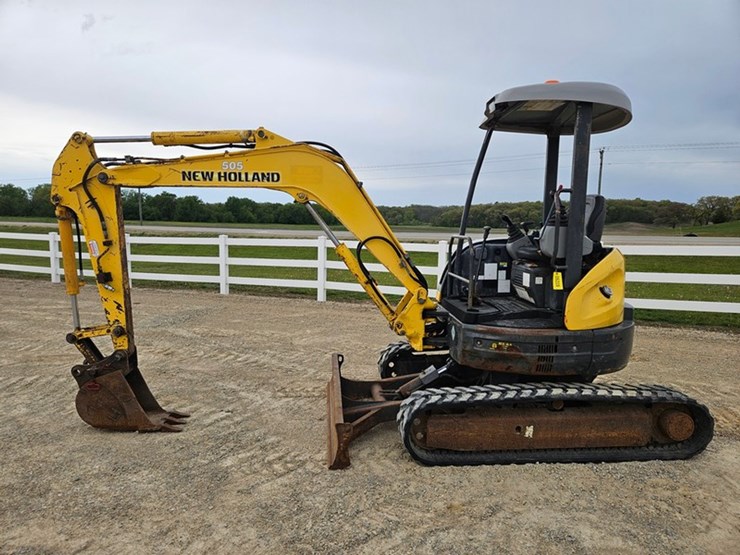 new-holland-e35-image-2