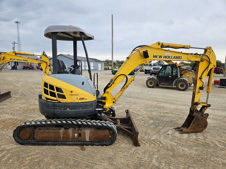 new-holland-e35-image-6