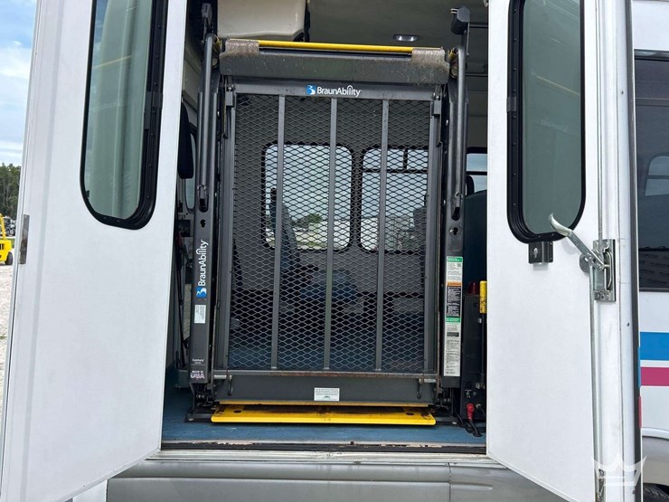 2015-ford-e450-image-34