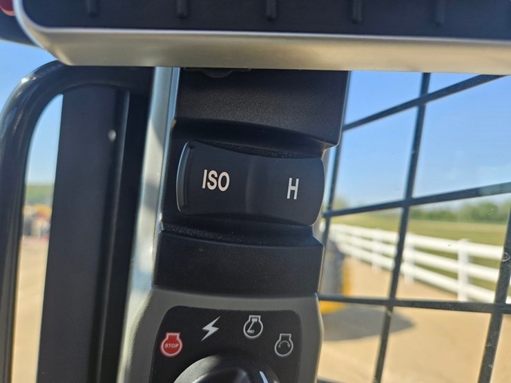 new-holland-l320-image-24