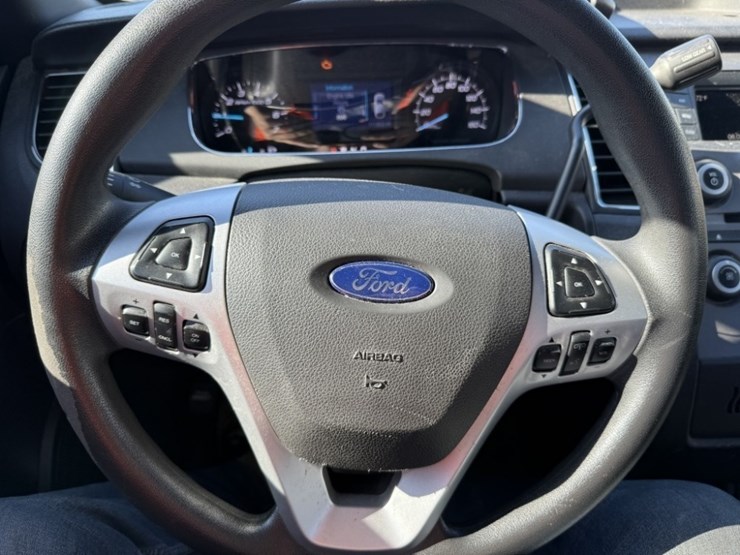 2017-ford-taurus-awd-sedan-image-30