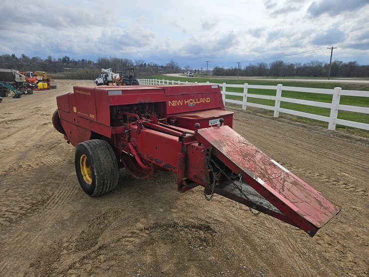 new-holland-320-image-3