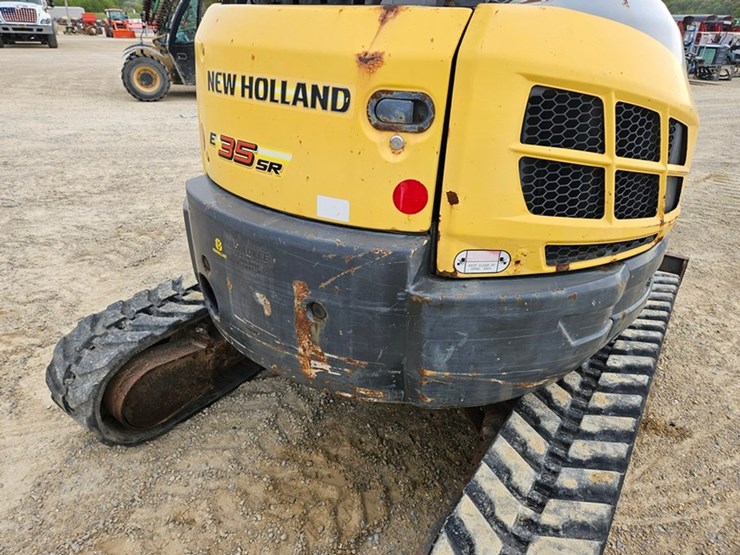 new-holland-e35-image-25