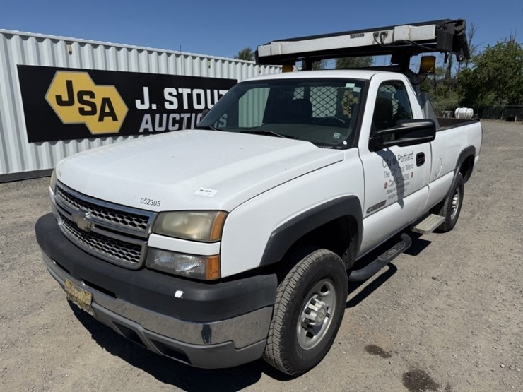 2005-chevrolet-silverado-2500-hd-pickup-image-1