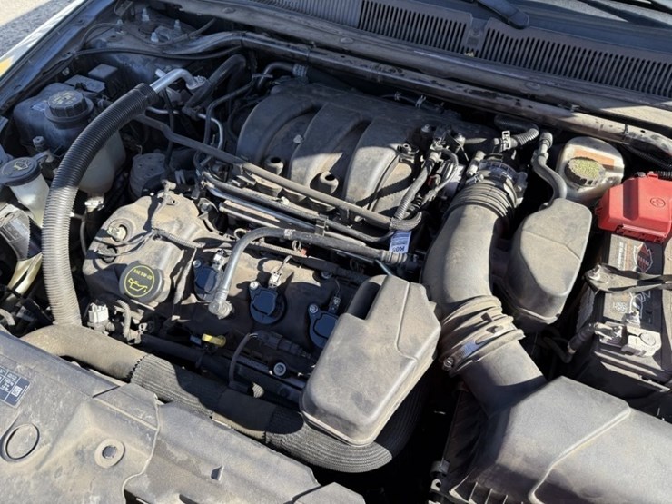 2017-ford-taurus-awd-sedan-image-12