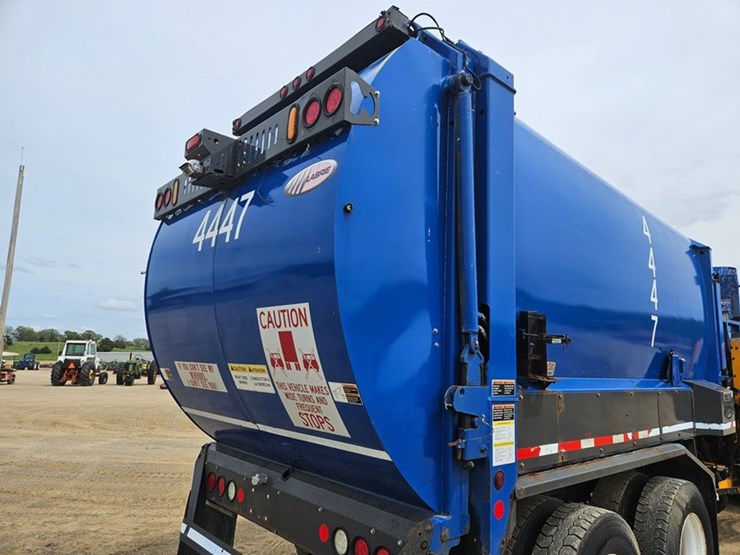 #5222-•-2015-peterbilt-garbage-truck-image-17