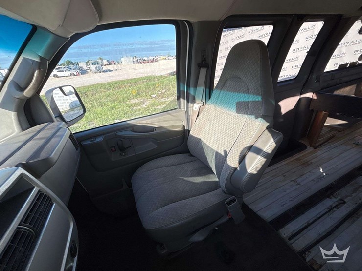 2004-chevrolet-express-3500-image-17