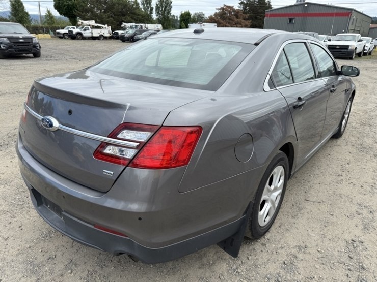 2015-ford-taurus-awd-sedan-image-4