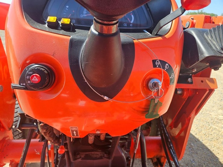 2021-kubota-l4701-image-27