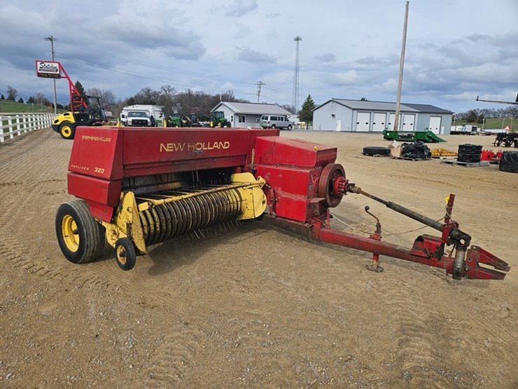 new-holland-320-image-7