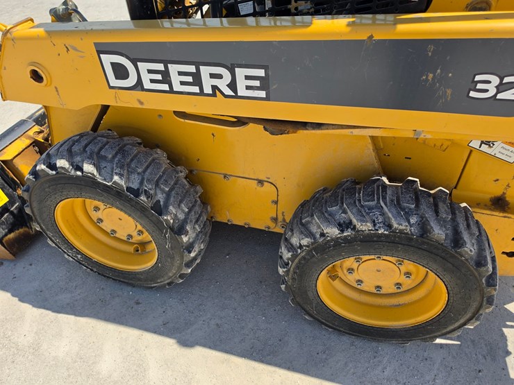 2007-deere-320d-image-18