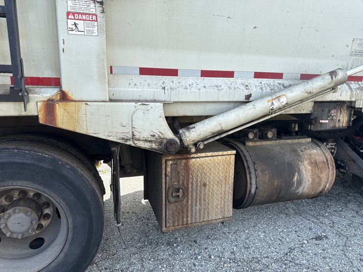 #5-•-2018-peterbilt-mammoth-front-loader-image-35