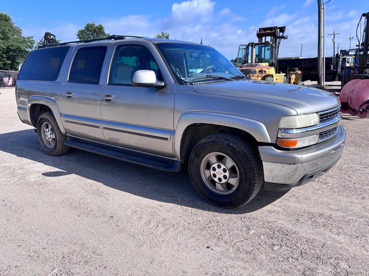 2002-chevrolet-suburban-image-2