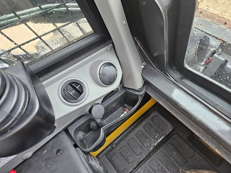 new-holland-l320-image-18