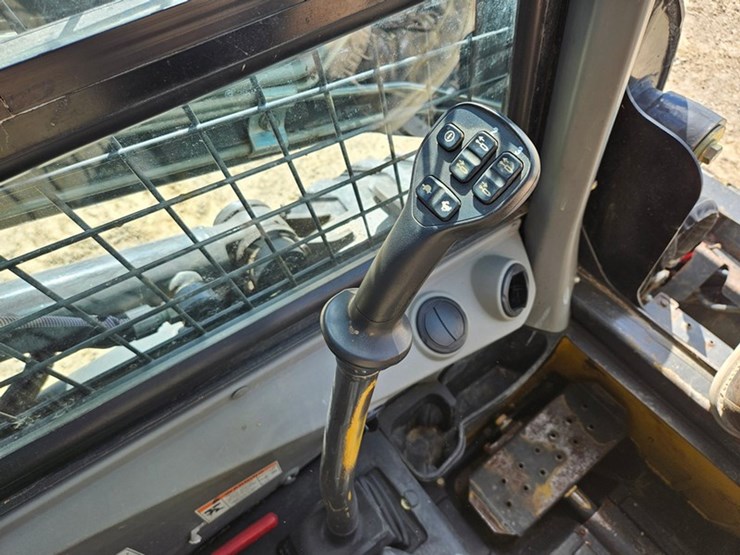 2021-new-holland-l318-image-23