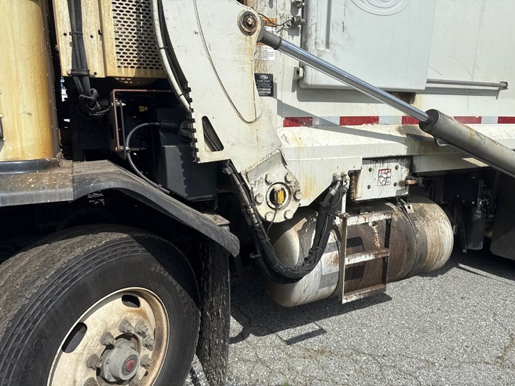 #5-•-2018-peterbilt-mammoth-front-loader-image-14