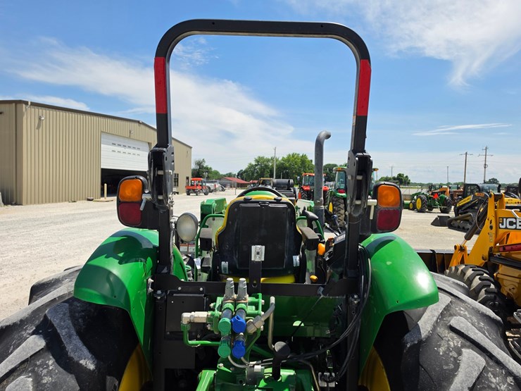 2022-john-deere-5100e-image-16