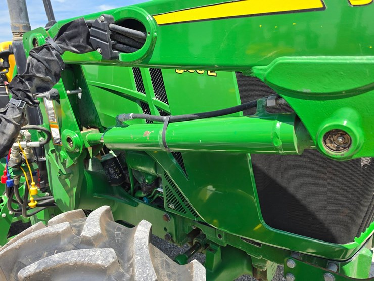 2022-john-deere-5100e-image-21