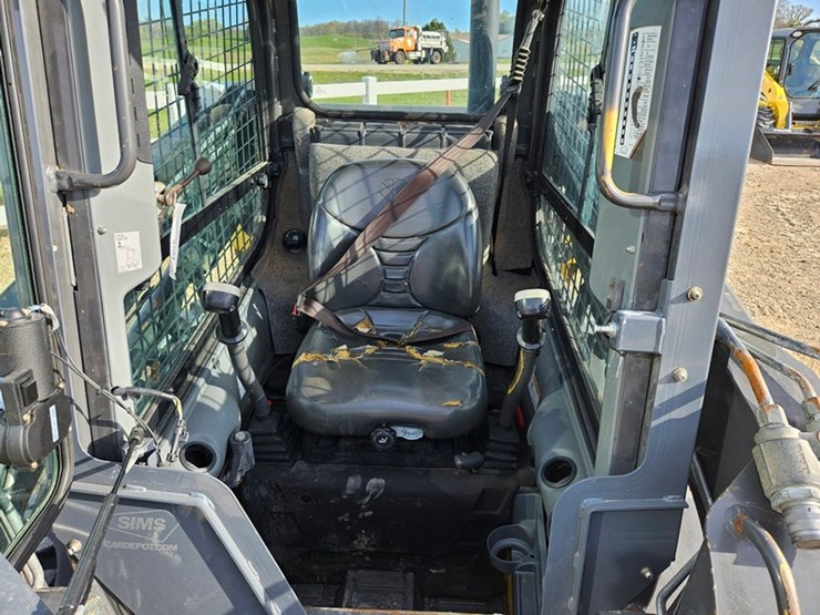 new-holland-l218-image-35