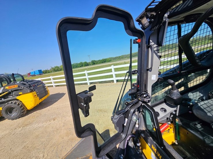 new-holland-l320-image-17
