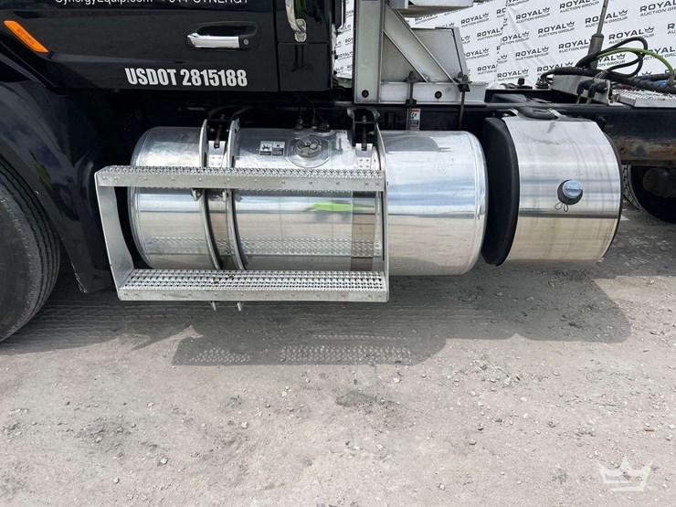 2019-peterbilt-579-image-21