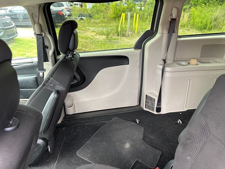 2013-dodge-grand-caravan-image-39