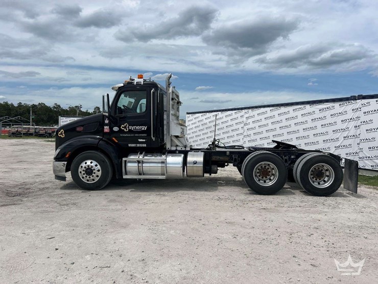 2019-peterbilt-579-image-45