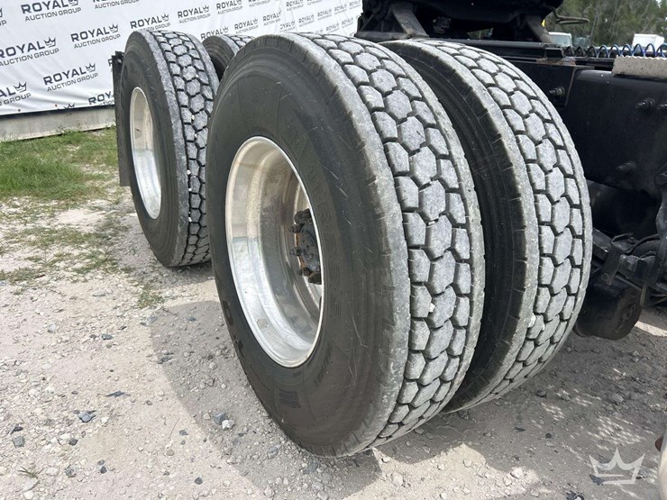 2019-peterbilt-579-image-42