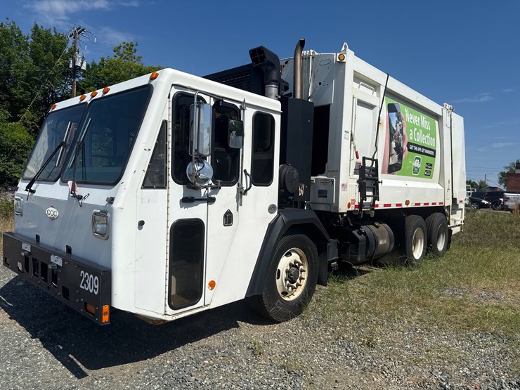 #8-•-2017-crane-carrier-heil-rear-load-garbage-truck-image-3