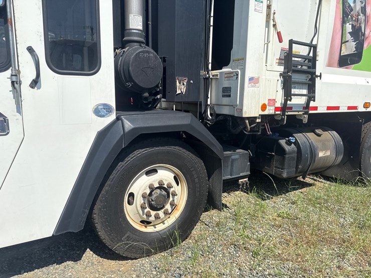 #8-•-2017-crane-carrier-heil-rear-load-garbage-truck-image-12
