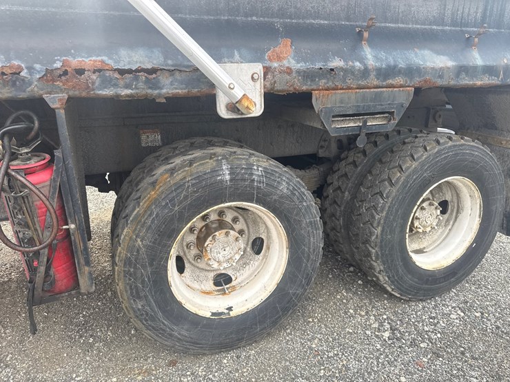 2014-freightliner-114sd-image-18