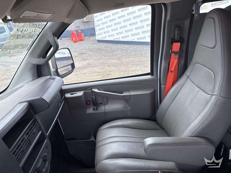 2017-chevrolet-express-2500-image-22