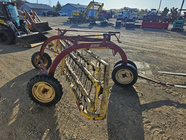 new-holland-258-image-6